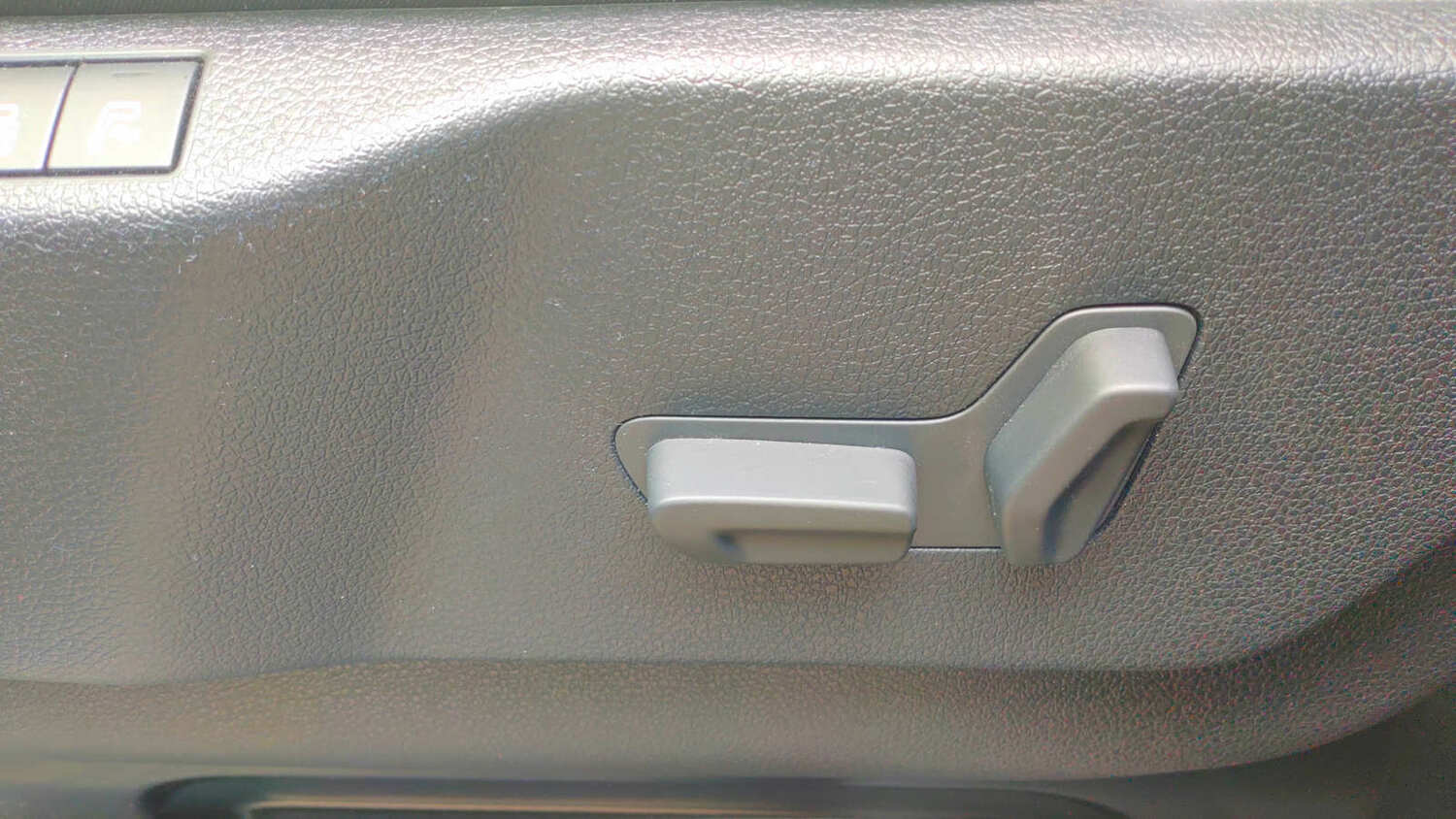 Ручки электропривода регулировки положения кресла